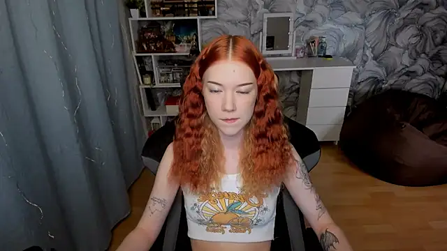 Snapshot of litl_Mia chatting on 09.28.25 litl Mia online show from 09.28.25