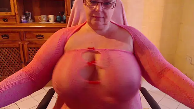 MISS LINDAH online show from 10.21.25