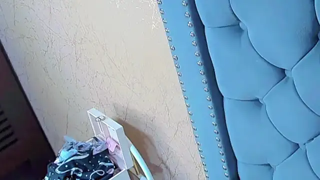 Imannejulienne online show from 04.05.26