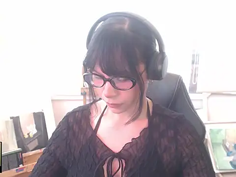 Snapshot of alien__show chatting on 04.21.26 alien show online show from 04.21.26