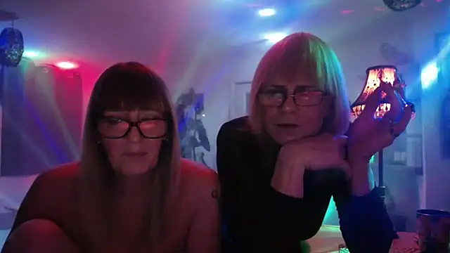 Snapshot of COUPLE4VOYEUR01 chatting on 11.08.25 COUPLE4VOYEUR01 online show from 11.08.25