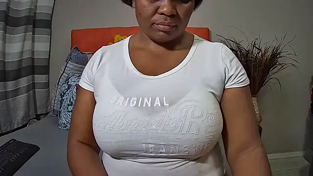 Snapshot of missboobsxx chatting on 02.25.25 missboobsxx online show from 02.25.25