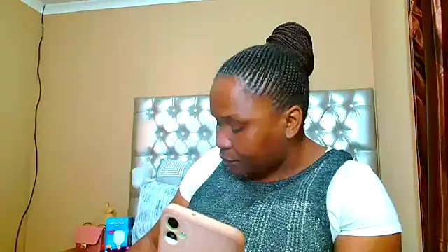 Snapshot of missboobsxx chatting on 09.30.25 missboobsxx online show from 09.30.25