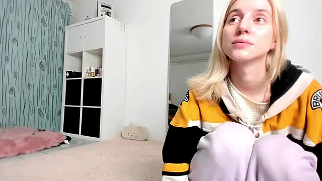 Snapshot of KenzieDawton chatting on 12.07.24 KenzieDawton online show from 12.07.24