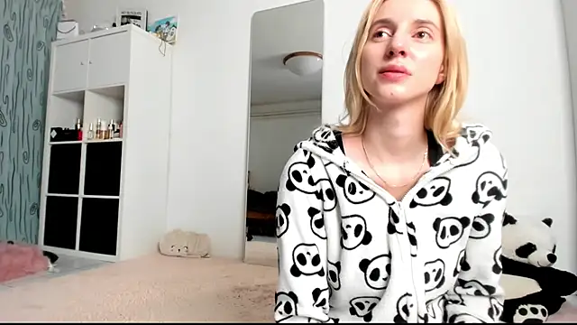 Snapshot of KenzieDawton chatting on 01.09.25 KenzieDawton online show from 01.09.25
