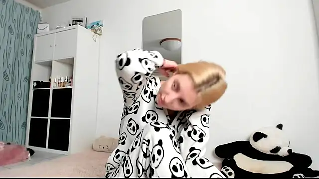 Snapshot of KenzieDawton chatting on 01.18.25 KenzieDawton online show from 01.18.25