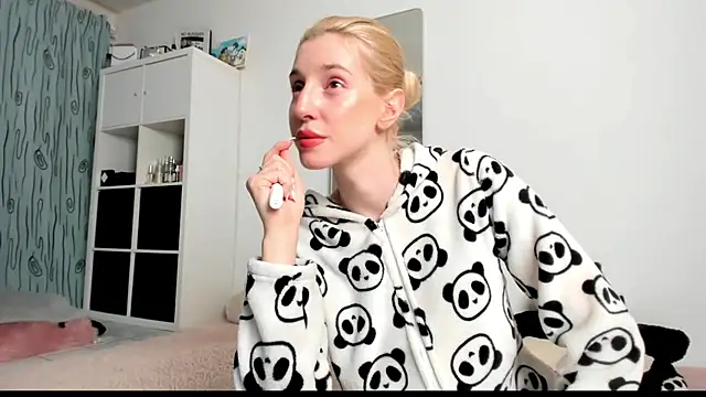 Snapshot of KenzieDawton chatting on 03.09.25 KenzieDawton online show from 03.09.25