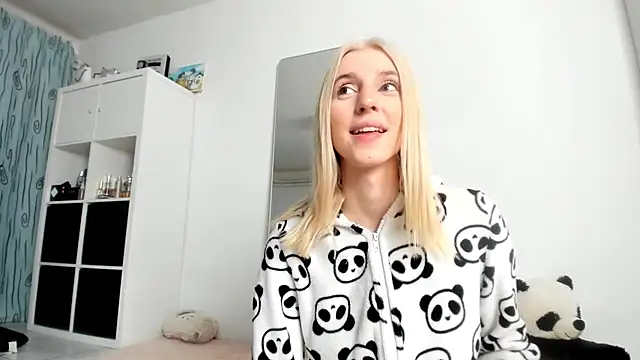 Snapshot of KenzieDawton chatting on 10.22.25 KenzieDawton online show from 10.22.25