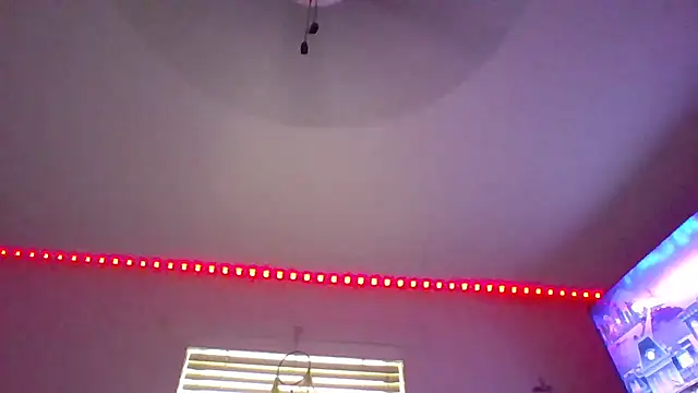 Snapshot of SkittlesNTreats chatting on 12.04.25 SkittlesNTreats online show from 12.04.25