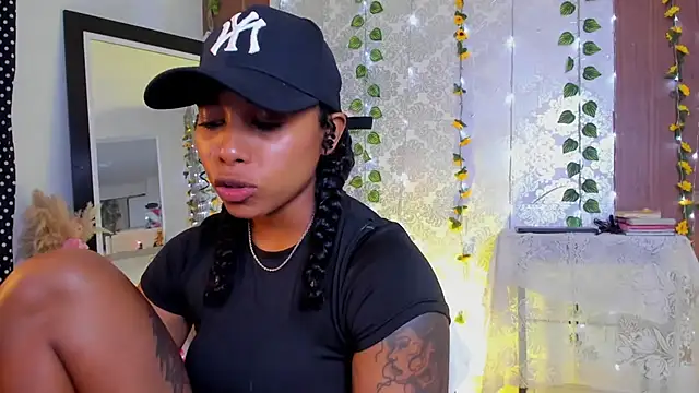 Snapshot of kelly_thomson chatting on 02.13.26 kelly thomson online show from 02.13.26