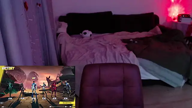 Snapshot of Weeissy chatting on 02.04.25 Weeissy online show from 02.04.25