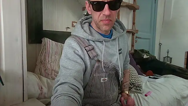 Snapshot of Stock-Holmes chatting on 03.28.26 Stock-Holmes online show from 03.28.26