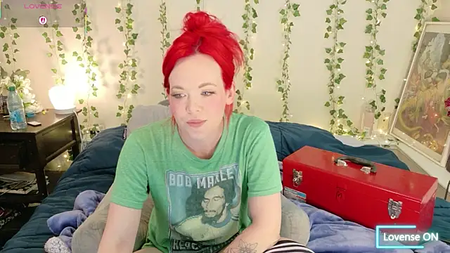 Snapshot of thetinyblue chatting on 06.15.26 thetinyblue online show from 06.15.26