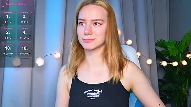 Snapshot of Ramona___ chatting on 10.18.25 Ramona    online show from 10.18.25