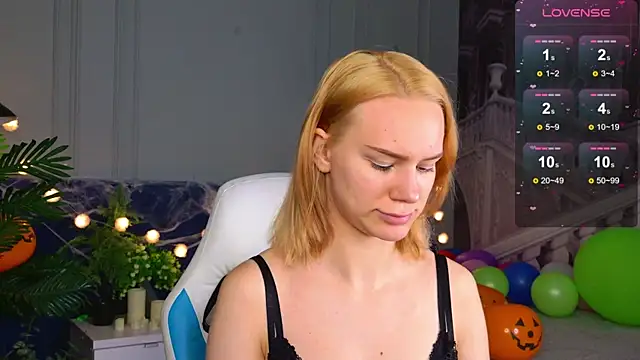 Snapshot of Ramona___ chatting on 10.24.25 Ramona    online show from 10.24.25