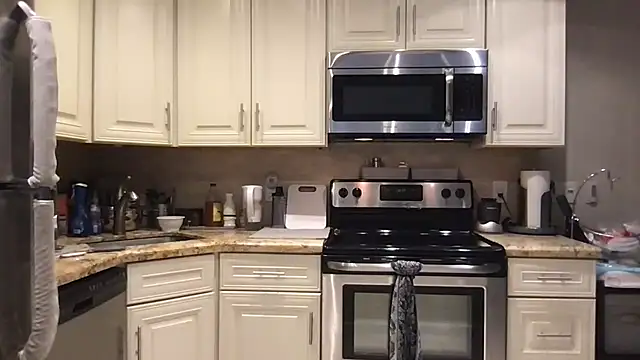 Snapshot of BigGuyMuscle chatting on 04.08.26 BigGuyMuscle online show from 04.08.26