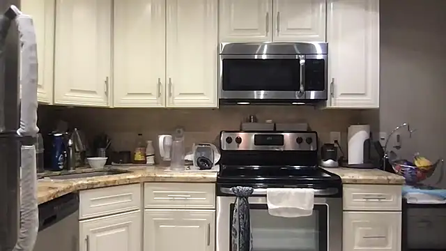 Snapshot of BigGuyMuscle chatting on 04.13.26 BigGuyMuscle online show from 04.13.26