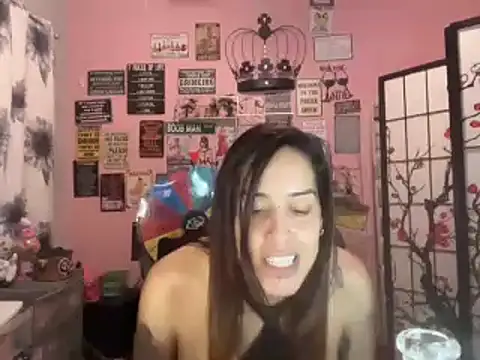 Snapshot of latinacubana chatting on 12.22.24 latinacubana online show from 12.22.24