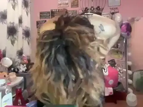 Snapshot of latinacubana chatting on 01.04.25 latinacubana online show from 01.04.25