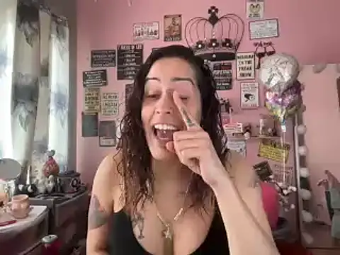 Snapshot of latinacubana chatting on 01.07.25 latinacubana online show from 01.07.25