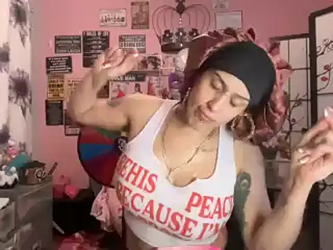 Snapshot of latinacubana chatting on 01.20.25 latinacubana online show from 01.20.25