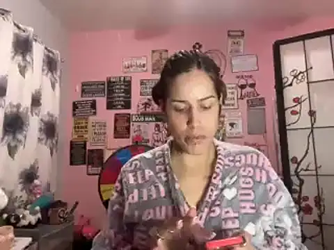 Snapshot of latinacubana chatting on 01.22.25 latinacubana online show from 01.22.25