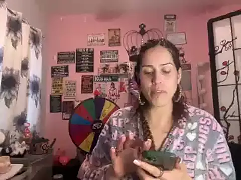 Snapshot of latinacubana chatting on 01.22.25 latinacubana online show from 01.22.25