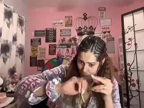 Snapshot of latinacubana chatting on 01.23.25 latinacubana online show from 01.23.25