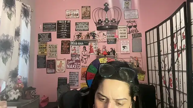 Snapshot of latinacubana chatting on 02.17.25 latinacubana online show from 02.17.25