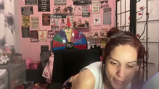 Snapshot of latinacubana chatting on 02.22.25 latinacubana online show from 02.22.25