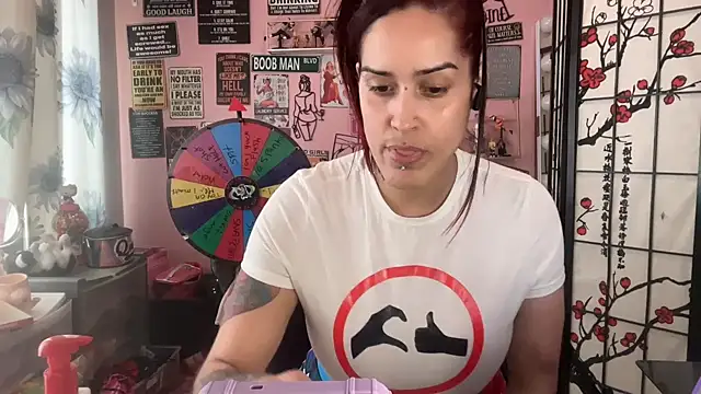 Snapshot of latinacubana chatting on 02.23.25 latinacubana online show from 02.23.25