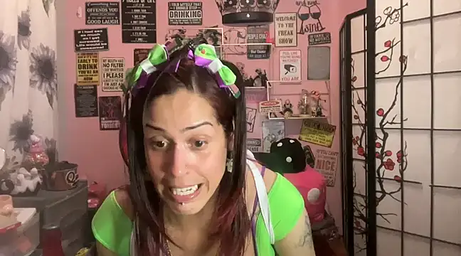 Snapshot of latinacubana chatting on 03.08.25 latinacubana online show from 03.08.25