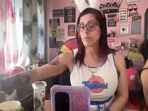 Snapshot of latinacubana chatting on 03.09.25 latinacubana online show from 03.09.25