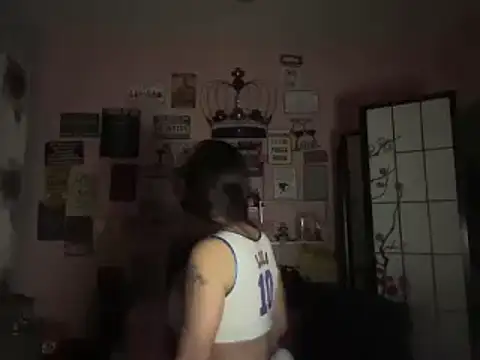 Snapshot of latinacubana chatting on 03.10.25 latinacubana online show from 03.10.25