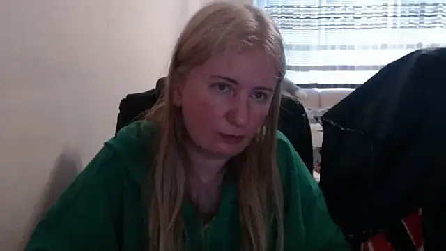 Snapshot of PeterAndJen chatting on 04.21.26 PeterAndJen online show from 04.21.26