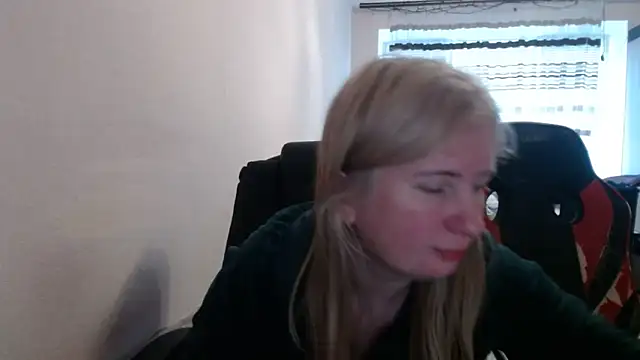 Snapshot of PeterAndJen chatting on 05.03.26 PeterAndJen online show from 05.03.26