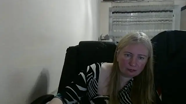 Snapshot of PeterAndJen chatting on 05.10.26 PeterAndJen online show from 05.10.26