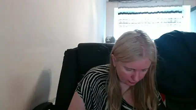 Snapshot of PeterAndJen chatting on 05.11.26 PeterAndJen online show from 05.11.26