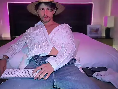 Snapshot of mcklister_kinky_feets chatting on 03.31.26 mcklister kinky feets online show from 03.31.26