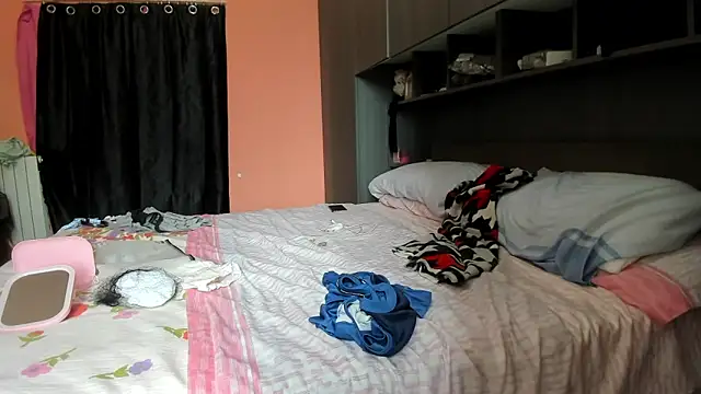 Snapshot of wanderlustxxx_ chatting on 10.19.25 wanderlustxxx online show from 10.19.25