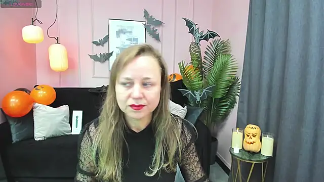 Snapshot of GabrielGold chatting on 10.30.25 GabrielGold online show from 10.30.25