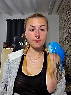 Snapshot of kylie_blck chatting on 04.12.26 kylie blck online show from 04.12.26