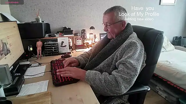 Snapshot of Aandy62 chatting on 09.11.25 Aandy62 online show from 09.11.25