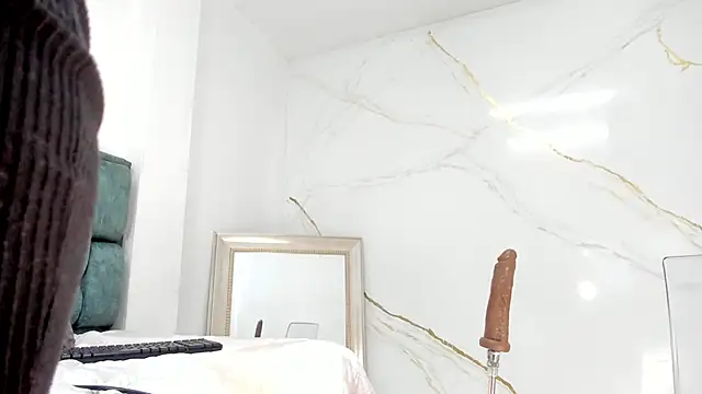 IsiisLovei online show from 10.15.25