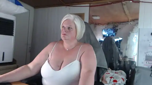 Snapshot of sexychazza16 chatting on 10.13.25 sexychazza16 online show from 10.13.25