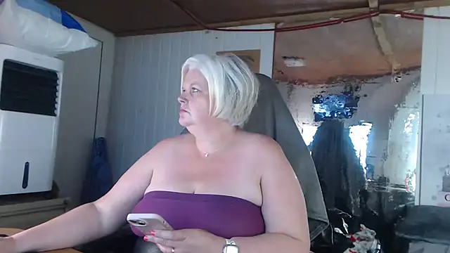 Snapshot of sexychazza16 chatting on 10.14.25 sexychazza16 online show from 10.14.25