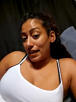 Snapshot of Nikkierosee chatting on 12.18.24 Nikkierosee online show from 12.18.24