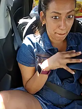 Snapshot of Nikkierosee chatting on 12.30.24 Nikkierosee online show from 12.30.24