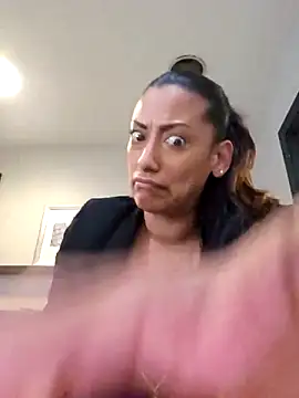 Snapshot of Nikkierosee chatting on 03.17.25 Nikkierosee online show from 03.17.25