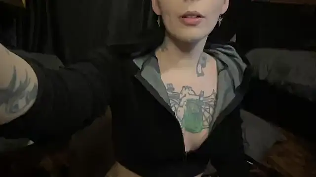 Snapshot of TeenyDoll chatting on 12.17.25 TeenyDoll online show from 12.17.25